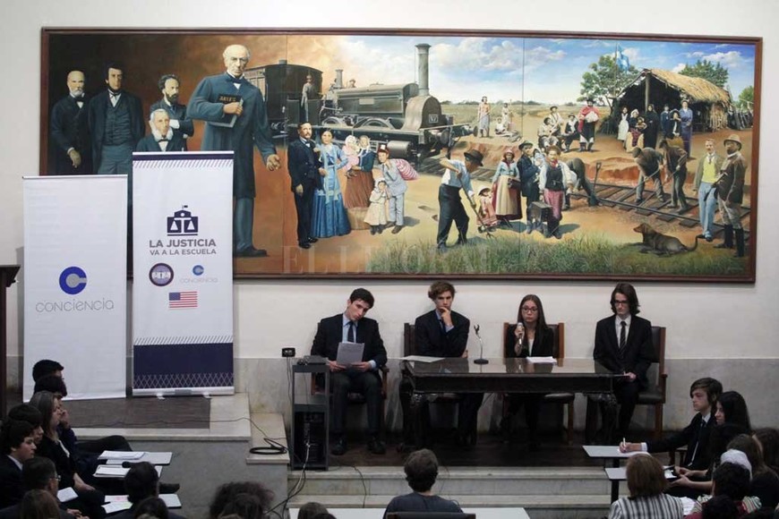 ELLITORAL_266741 |  Mauricio Garín Los alumnos inician el simulacro judicial.