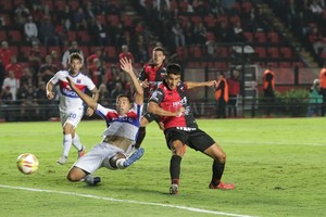 ELLITORAL_243987 |  Pablo Aguirre Pudo Ser. Nicolás Leguizamón anticipó en el primer palo, tras centro de esparza, el balón se fue muy cerca del palo derecho de Marinelli.