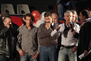 ELLITORAL_296940 |  Mauricio Garín El Pepe habla, escuchan Humoller, detrás suyo y Mauri y Carlos González a su lado.