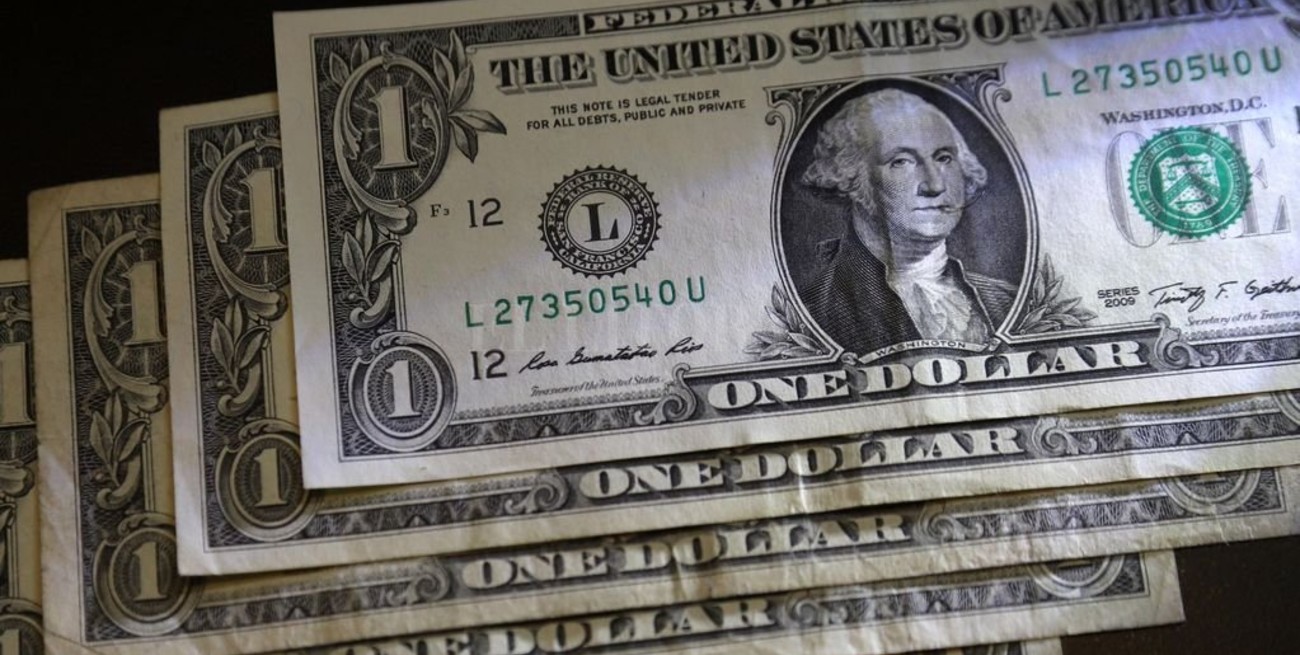 Dólar hoy: el oficial abre este jueves estable y el "blue" se vende a $ 145