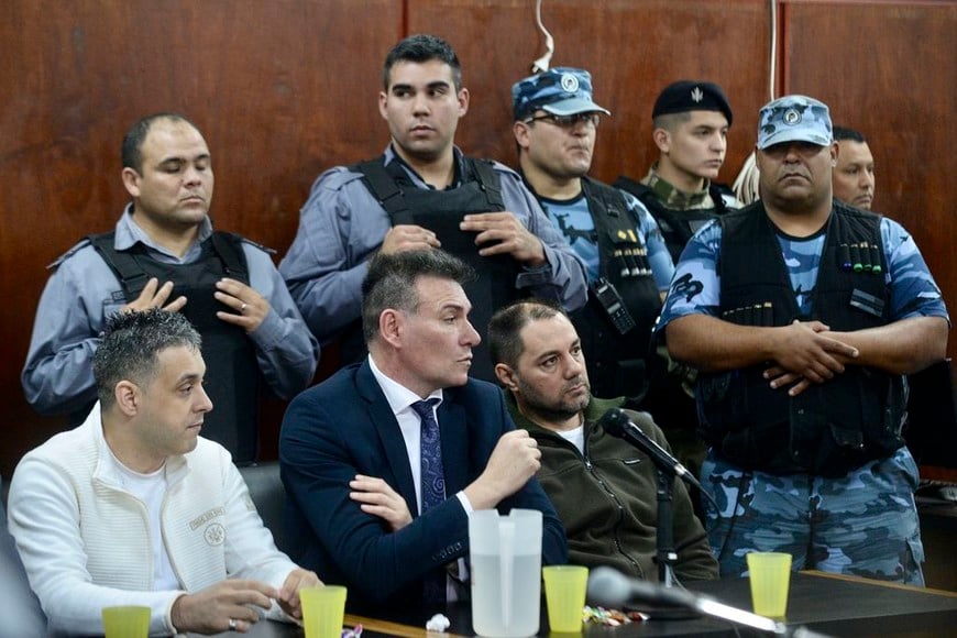ELLITORAL_285777 |   zzzznacp2
NOTICIAS ARGENTINAS LA PLATA, SEPTIEMBRE 1:
Diez años después del triple crimen de General Rodríguez, hoy empezó un nuevo juicio a los hermanos Martín y Cristian Lanatta y a Víctor Schillaci, condenados por el asesinato de Sebastián Forza, Damián Ferrón y Leopoldo Bina en la causa de la efedrina.
FOTO: AGLPzzzz