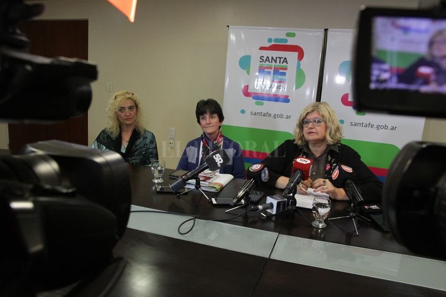 ELLITORAL_224876 |  Guillermo Di Salvatore Alejandrina Giovagnoli, Patricia Cafaro y Claudia Balagué en la conferencia de prensa llevada a cabo en el ministerio de Educación.