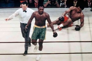 Archivo Momento histórico: Alí está en la lona.