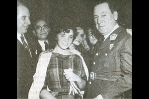 ELLITORAL_390110 |  Archivo El Litoral Juan Domingo Perón en la década del ?50 con Nelly Haydeé Rivas, de 14 años. La relación entre ambos forma parte de la novela de Muleiro.