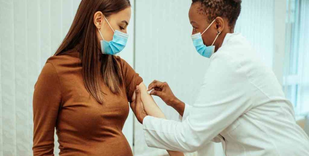 Reino Unido incita a embarazadas a vacunarse frente a la variante Delta