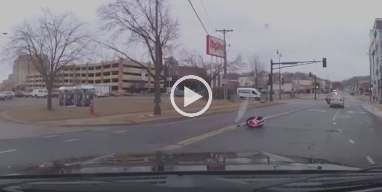 Video: Una bebé salió despedida de un auto y de milagro resultó ilesa