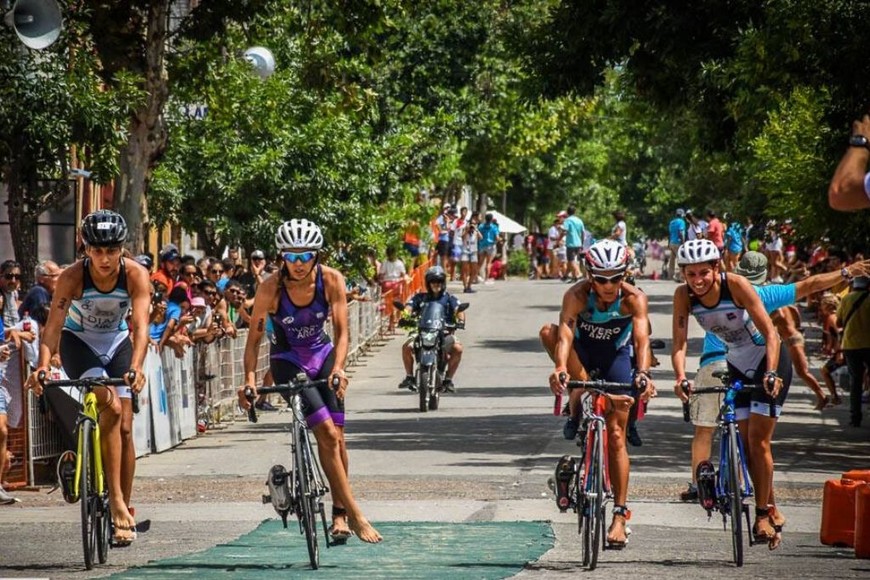 ELLITORAL_281153 | Gentileza de www.trialapaz.com Las atletas se preparan para entrar en la zona de transición, cada segundo cuenta.