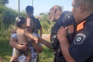 El Litoral Policías hallaron a la pequeña de dos años en un descampado de la zona.