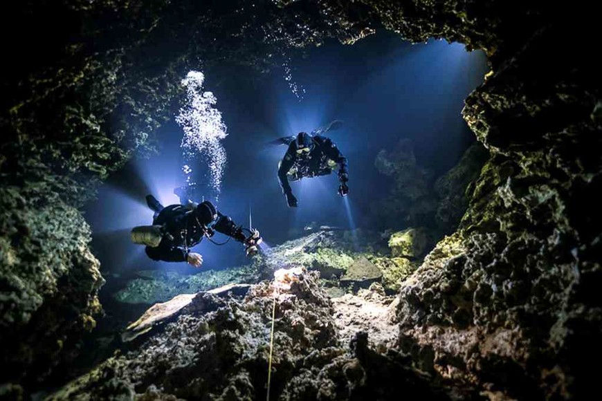ELLITORAL_356040 |  Gentileza SJ Alice Bennett recibió el premio a Fotógrafo Submarino Revelación del Año por ´Tying In´ (Atando cabos) capturada durante una expedición en las cuevas del Cenote Mayan Blue, del Sistema Ox Bel Ha, en Tulum (México).