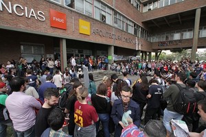 Pablo Aguirre Estudiantes de las diferentes facultades se acercaron a las inmediaciones de la FHUC y la FADU, llevando a cabo una multitudinaria asamblea.