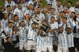 ELLITORAL_389363 |  MAURO PIMENTEL Télam 10/07/2021 Los jugadores dela Selección Argentina festejan el título tras vencer 1-0 a Brasil y consagrarse campeones de la Copa América, tras 28 años. con el trofeo tras ganar la final del torneo de fútbol de la Copa América Conmebol 2021 contra Brasil en el Estadio Maracaná de Río de Janeiro,Players of Argentina celebrate with the trophy after winning the Conmebol 2021 Copa America football tournament final match against Brazil at Maracana Stadium in Rio de Janeiro, Brazil, on July 10, 2021. (Photo by MAURO PIMENTEL / AFP)