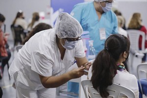 ELLITORAL_369078 |  Télam TYélam 10/04/2021 Buenos Aires: La campaña de vacunación contra el coronavirus que lleva adelante el Gobierno nacional alcanzó un nuevo récord al lograr ayer la aplicación de 245.445 dosis en un solo día en el país, lo que permitió alcanzar la cifra de 4.478.948 personas que ya cuentan con la primera dosis y 5.201.468 aplicaciones en total, de las 7.051.596 vacunas distribuidas en todo el territorio nacional