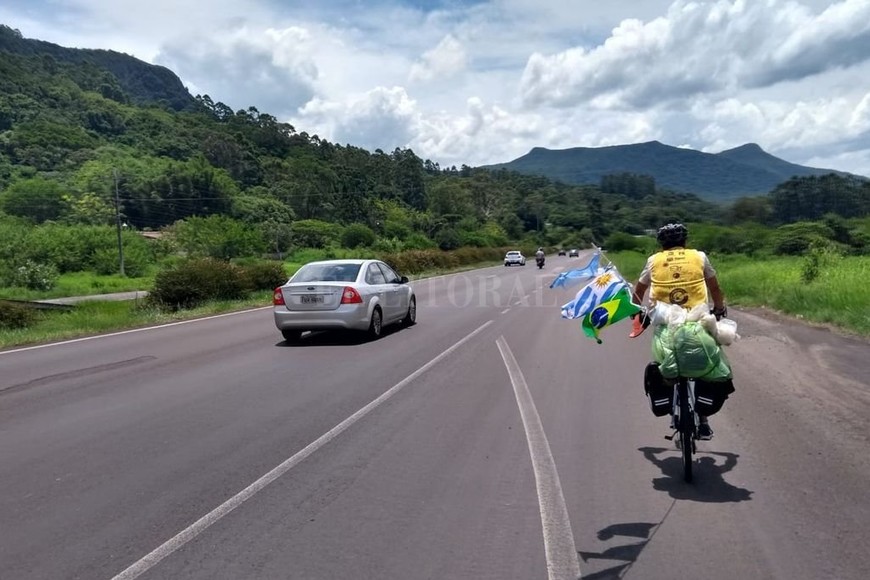 ELLITORAL_236950 |  Gentileza. En la ruta. Unos 30 kilos pesaban en total cada bicicleta. Los ciclistas se enfrentaron a las condiciones climáticas más extremas: desde calores agobiantes hasta lluvias torrenciales.
