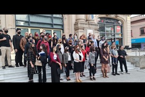 ELLITORAL_343637 |  Gentileza Jorge Cova Todos los participantes, en el saludo final de la presentación.