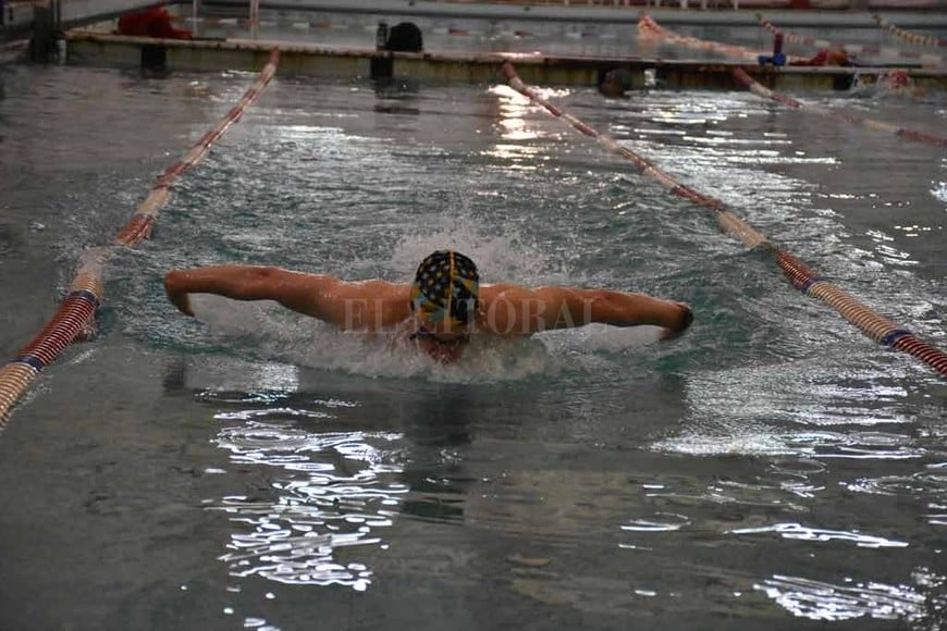 ELLITORAL_238962 |  Luis Cetraro Determinación. Nicolás Deferrari en el natatorio del club Unión de Santa Fe. Eligió esta ciudad para poder entrenar y estudiar a la vez, algo que en Buenos Aires se le complicaba. El nadador.  Nico  en pleno entrenamiento. En base a un arduo y exigente trabajo junto a sus entrenadores Adrián Tur y Diego Garbarino, se focaliza en perfeccionar su estilo mariposa.