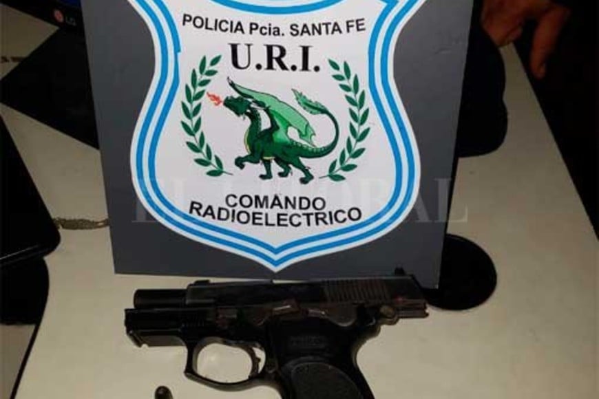 ELLITORAL_381640 | El Litoral En el lugar de los incidentes la policía secuestró una pistola calibre 9 mm.