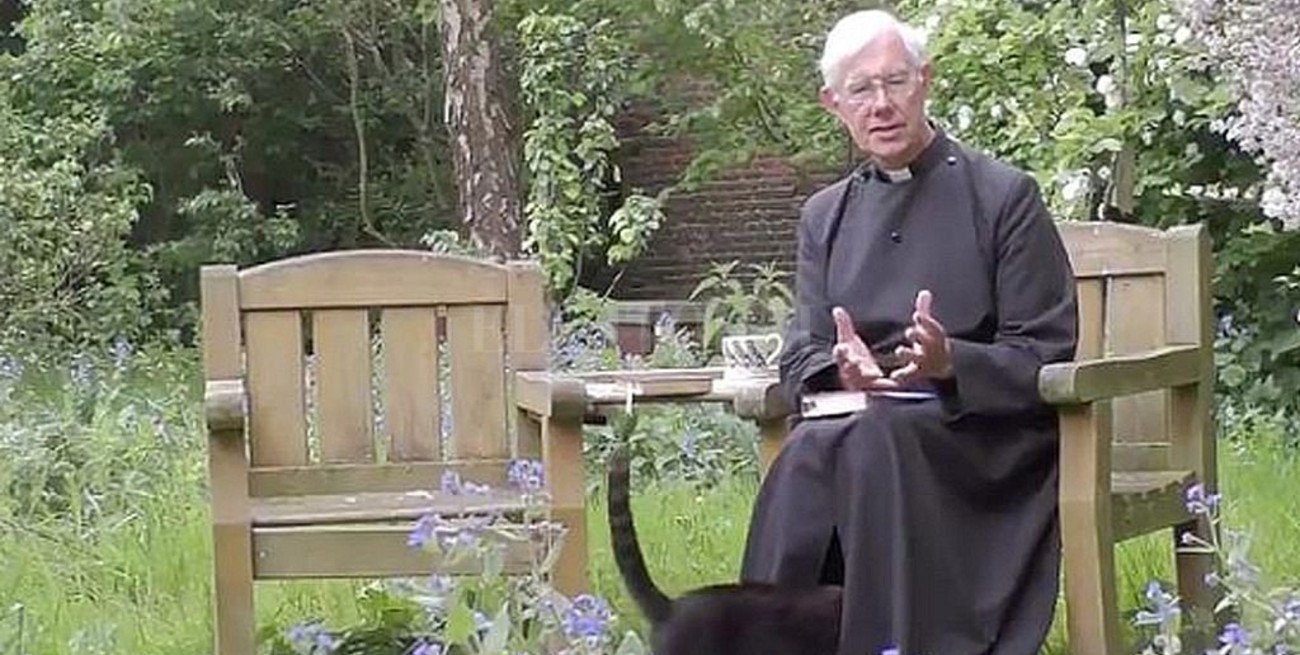 El decano de Canterbury transmitía su sermón  y un gato se metió bajo su sotana
