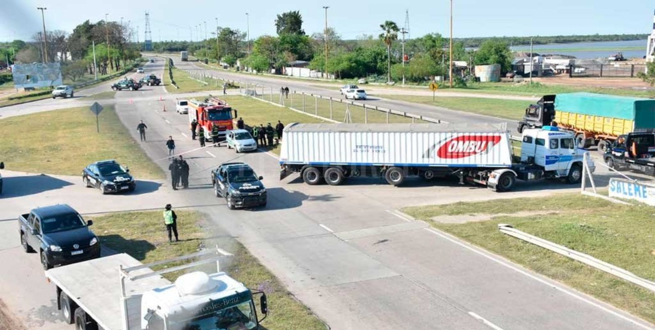 Siniestro vial en la circunvalación: un auto quedó debajo de un camión