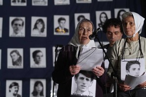 Archivo El Litoral Queca  encabezando los actos por el Día de la Memoria en Santa Fe