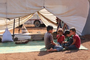 ELLITORAL_222539 |  dpa 05/09/2018, Siria, Sarman: Varios niños juegan delante de una tienda en un campamento provisorio construido cerca de un punto de observación turco. Miles de personas se vieran obligados a abandonar los campamentos de la ciudad de Jisr al-Shughur debido a los continuos bombardeos en la provincia de Idlib.