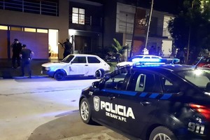 ELLITORAL_277298 |  Danilo Chiapello Ladrones y policías se enfrentaron a tiros dentro de la casa. Un agente fue herido en una pierna. Por suerte, su vida no corre peligro