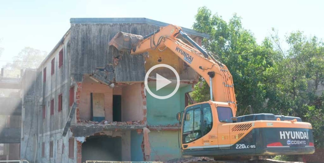 Video: demolieron un viejo monoblock de barrio Acería