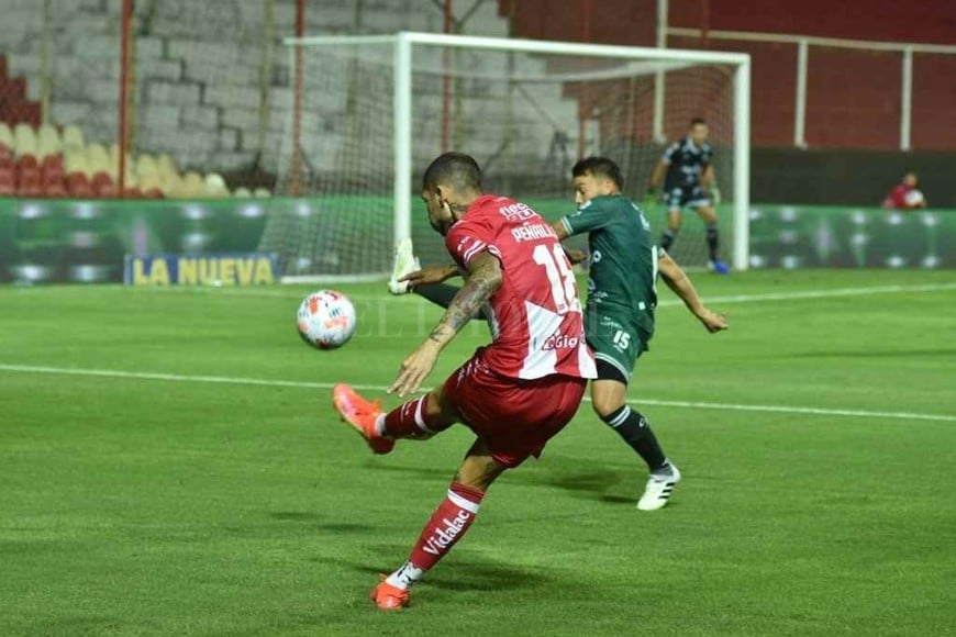 ELLITORAL_365793 |  Manuel Fabatía Un argumento repetido, que se dio más en el primer tiempo que en el segundo: el desborde por afuera de Peñailillo y el centro que no fue bien capitalizado adentro del área.