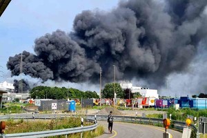 ELLITORAL_392925 |  Twitter Hasta el momento se desconocía la causa de la explosión en la planta de Leverkusen Chempark. Los bomberos de la compañía y unidades de monitoreo aéreo fueron desplegados.