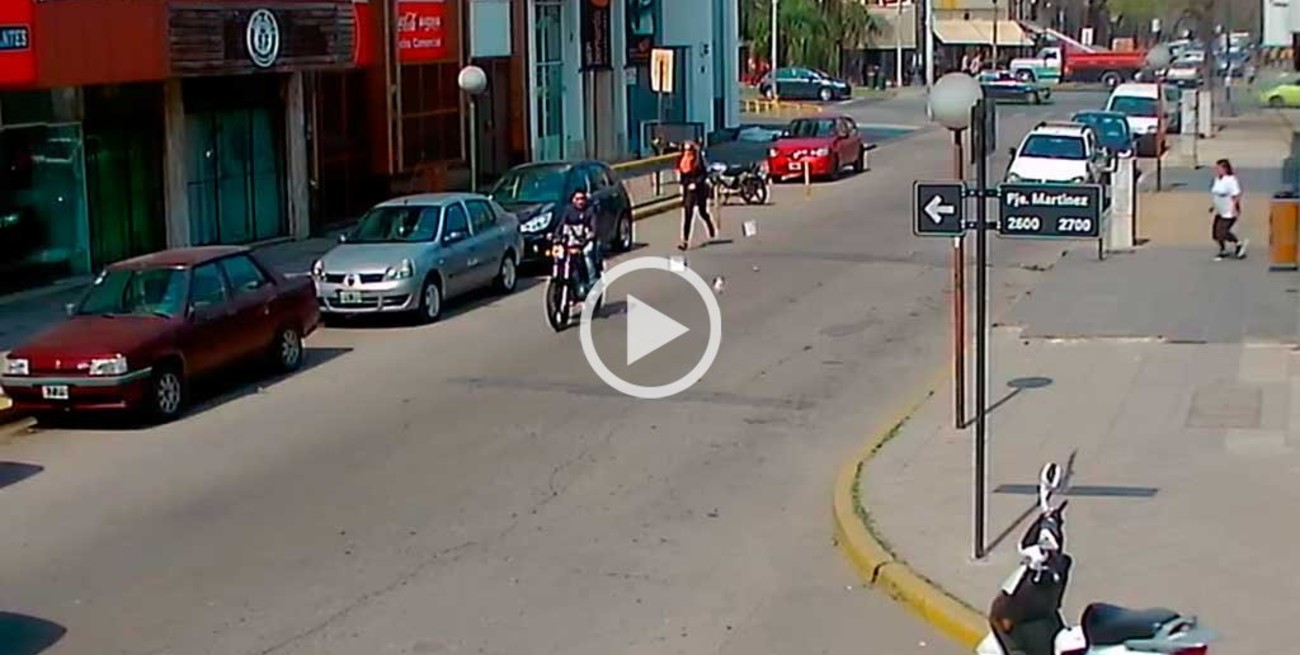 ¡Cuidado!: motochorro ataca a metros de bulevar