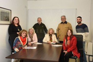 Luis Cetraro Comisión directiva: María Beatriz Bolsi (al centro, en la cabecera) rodeada por Susana Crudelli (de pie), Lucrecia Freyre, Teresa Guzzonato, Oscar Agú, Jorge Nazer, Alejandra Tiraboschi y Lautaro Restaldi.