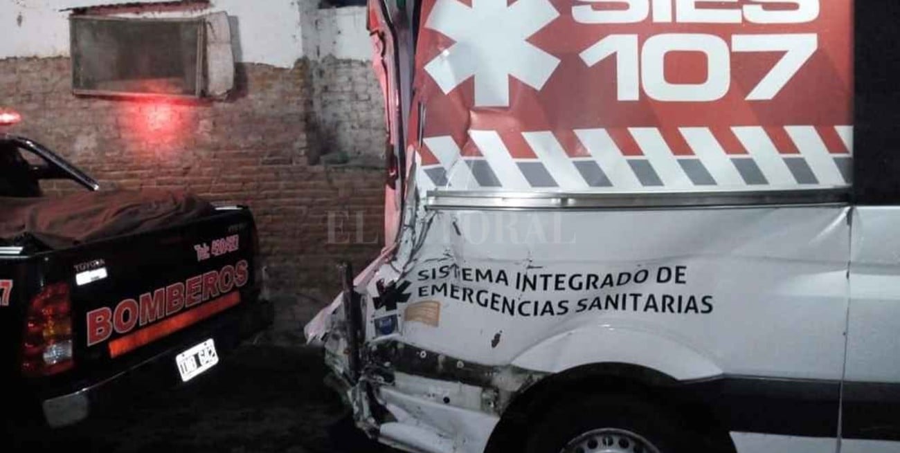Un camión chocó  a una ambulancia en la autopista Santa Fe - Rosario