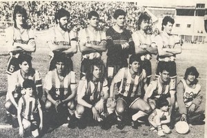 ELLITORAL_296939 |  Mauricio Garín El Pepe firma una pelota Pintier de aquellos tiempos, el día de la celebración de un nuevo aniversario del ascenso.
