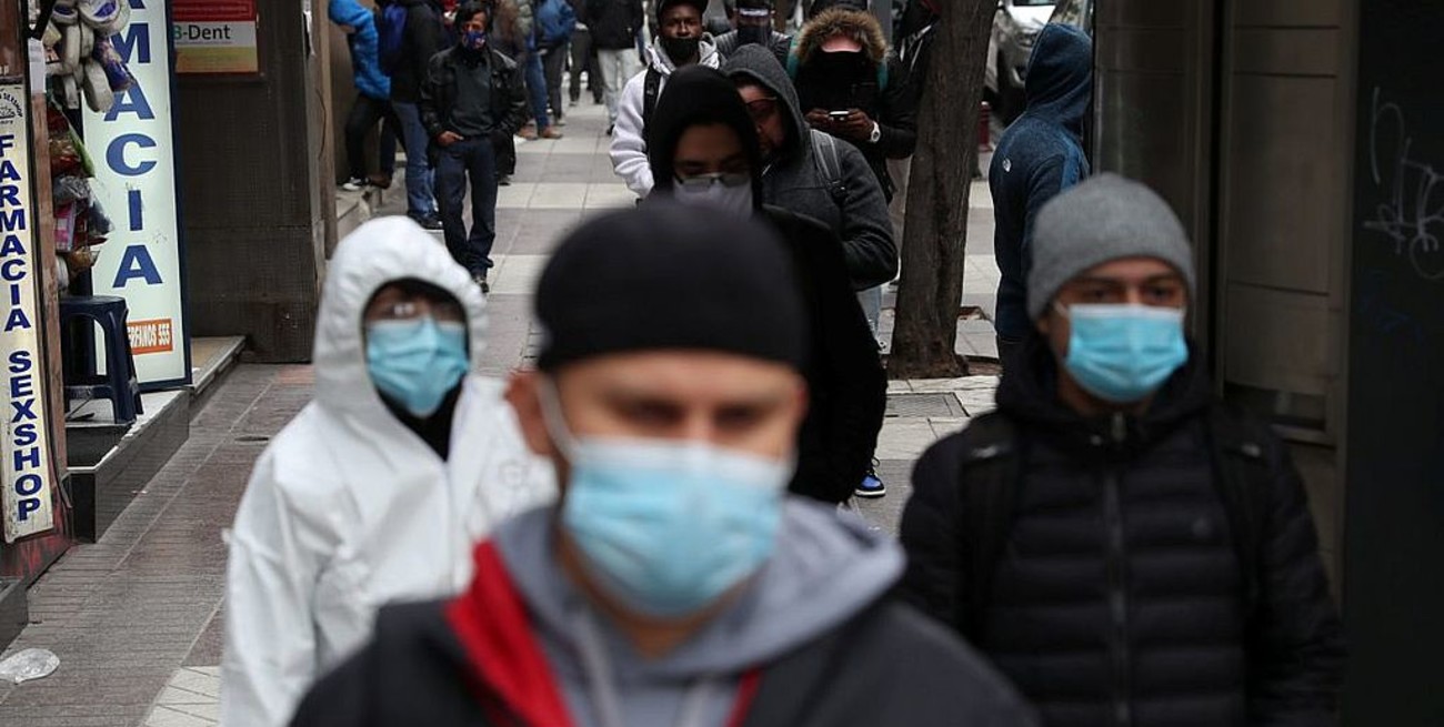 Con récord de caso activos, Chile atraviesa su momento "más duro" de la pandemia