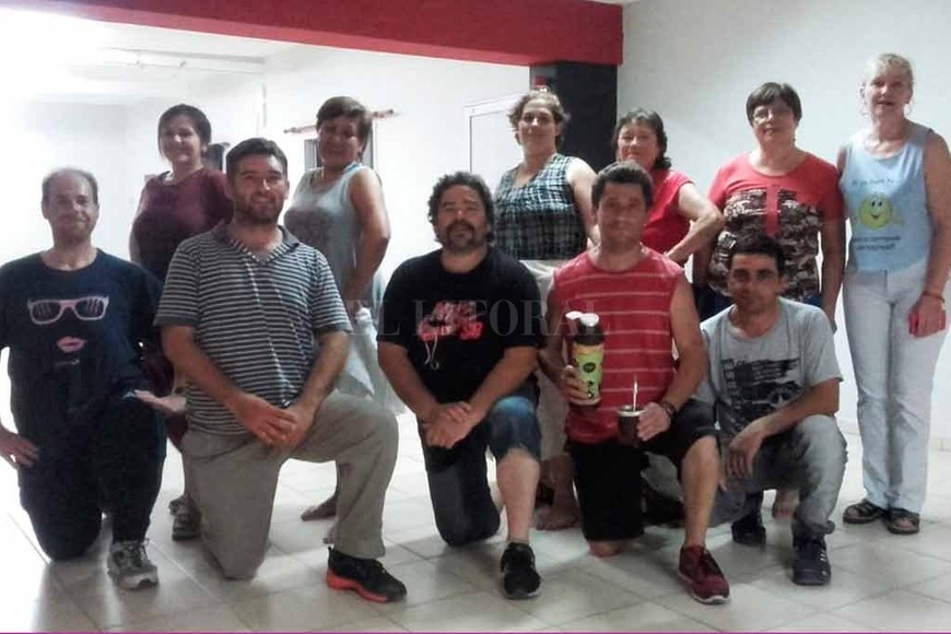 ELLITORAL_234000 |  Gentileza Darío Acosta A pleno. Darío Acosta, en el centro con remera negra y barba, con su grupo de folclore  Sembrando Amistad , que funciona a partir de un programa de la Municipalidad de Sunchales.