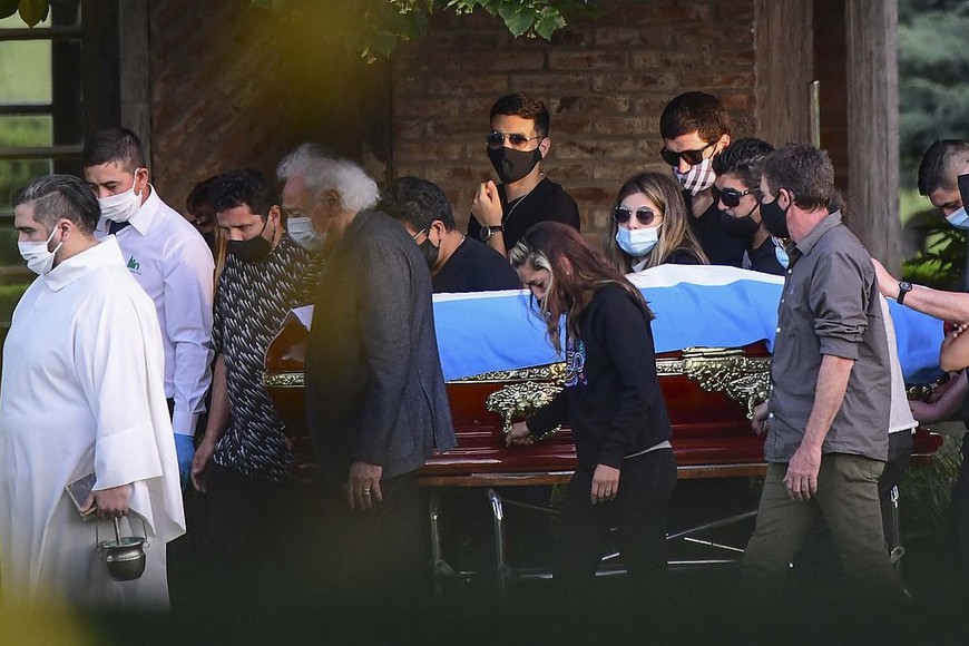 ELLITORAL_340299 |  RONALDO SCHEMIDT Telam, Buenos Aires, 26 de noviembre de 2020: Los restos de Diego Maradona llegan Cementerio Jardín de Bella Vista, a 40 kilómetros de la Ciudad de Buenos Aires, donde fue sepultado junto a los de sus padres.Foto: AFP/cf/TelamThe coffin with the remains of late Argentine football legend Diego Armando Maradona is carried by his family and friends at the Jardin Bella Vista cemetery, in Buenos Aires province, on November 26, 2020. - Argentine football legend Diego Maradona -who died of a heart attack on the eve, at the age of 60- will be laid to rest where his parents have been buried. (Photo by RONALDO SCHEMIDT / AFP)