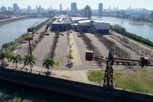 ELLITORAL_327969 |  Fernando Nicola Vacío. El gran centro comercial del puerto de la ciudad está en una situación crítica.