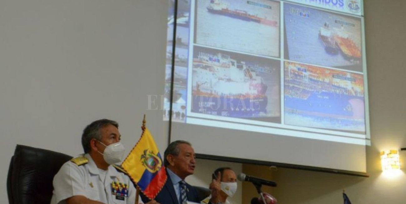 Ecuador dice que algunos buques pesqueros cerca de Galápagos apagaron sistemas satelitales