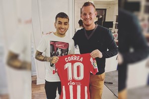 Gentileza Mauro Cetto y una foto reciente que se sacó con Angel Correa, durante el viaje que realizó el hombre al que Unión tentó para que sea el secretario deportivo.