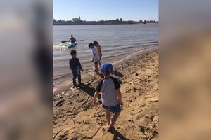 ELLITORAL_265032 |  Gentileza Pequeños. La fotografía fue capturada durante el pasado fin de semana, cuando las altas temperaturas provocaron que mucha gente se acerque a la Playa Este. Aquí, unos niños junto a la orilla.