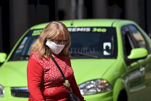 ELLITORAL_294795 |  Mauricio Garín Una ciudadana con un barbijo casero, la nueva medida preventiva recomendada por la provincia. Estos  tapabocas  -tela de algodón plegadas en tres- empezaron a verse en la capital santafesina. Piden  por favor  que se respete el aislamiento.