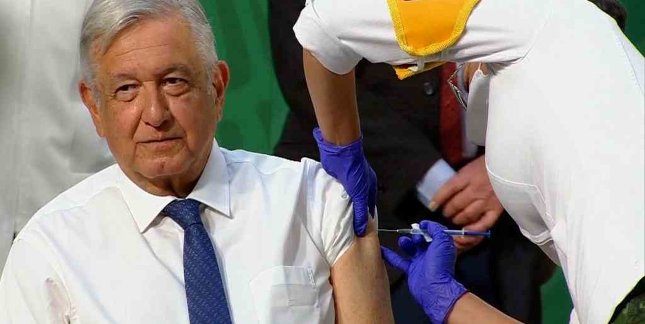 López Obrador recibió la primera dosis de la vacuna AstraZeneca