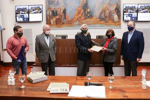 Gentileza Concejo Municipal La entrega de la declaración se hizo este miércoles en el Recinto, por parte del presidente de dicho cuerpo, Leandro González y la concejala Laura Spina.