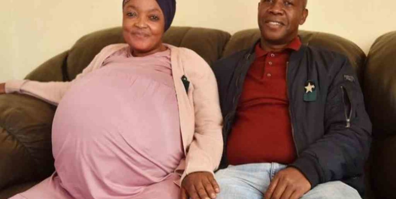 Una mujer sudafricana rompió el récord guinness tras dar a luz a 10 bebés