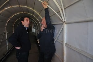 ELLITORAL_248315 |  Mauricio Garín No quedaría  colgado . El presidente José Néstor Vignatti y el vicepresidente Horacio Rodolfo Darrás, los que están al frente del fútbol profesional sabalero. Si se suprimen los descensos por promedios, Colón tendría otro respiro. Porque con el esquema de puntos, arrancarían todos de cero: 24 equipos y 4 para descender a la Primera  B  Nacional en la temporada 2019-2020.