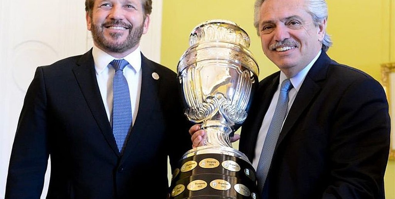 Fernández le entregó al presidente de la Conmebol el protocolo para realizar la Copa América en Argentina
