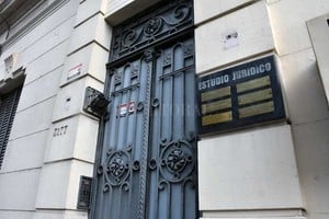 ELLITORAL_308166 |  Guillermo Di Salvatore Los delincuentes ingresaron al lugar tras escalar hasta el techo de su objetivo, donde violentaron las rejas de un patio de luz.