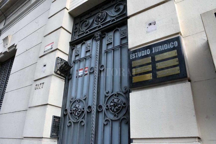 ELLITORAL_308166 |  Guillermo Di Salvatore Los delincuentes ingresaron al lugar tras escalar hasta el techo de su objetivo, donde violentaron las rejas de un patio de luz.