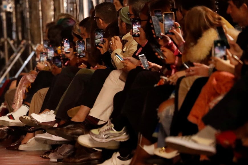 ELLITORAL_415306 |  REUTERS. Guests use their mobile phones at the Gucci Love Parade fashion show in Los Angeles, California, U.S., November 2, 2021.   REUTERS/Mario Anzuoni