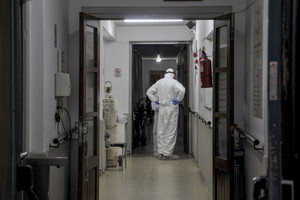 ELLITORAL_316192 |  SCOTTI RICARDO La Plata: Un total de 29 personas, 22 adultos mayores y siete empleados de un geriátrico de la ciudad de La Plata, dieron positivo de coronavirus, por lo que se derivó a siete de ellos al presentar problemas de oxigenación, mientras que al resto se los aisló en un sector especial.
Foto: Eva Cabrera