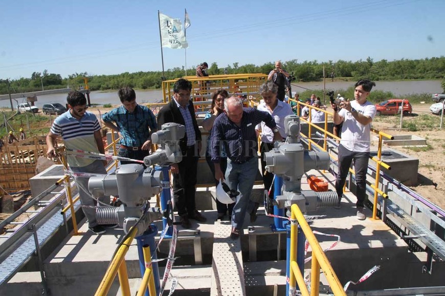 ELLITORAL_226360 | Guillermo Di Salvatore Planta. El secretario de Aguas y Saneamiento, Arnaldo Zapata, junto al intendente de Rincón, Silvio González, y demás autoridades, supervisaron este martes las obras.